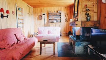 Tv, eldstad, bordsfotboll och en stereo