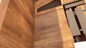 A wooden interior with a sloped ceiling and a skylight. - Large chalet La Clusaz - Exceptional view of the Aravis mountains in the Balme sector (La Clusaz)