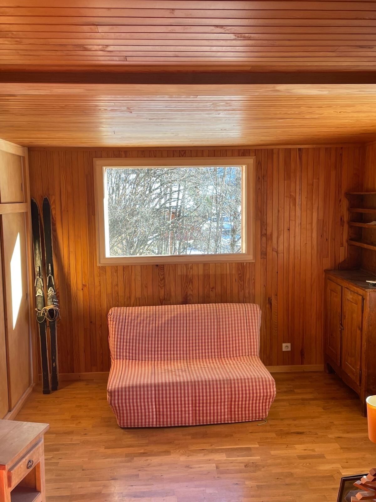 Télévision, cheminée, baby-foot, chaîne hi-fi