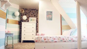 7 bedrooms, hypo-allergenic bedding, memory-foam beds, desk