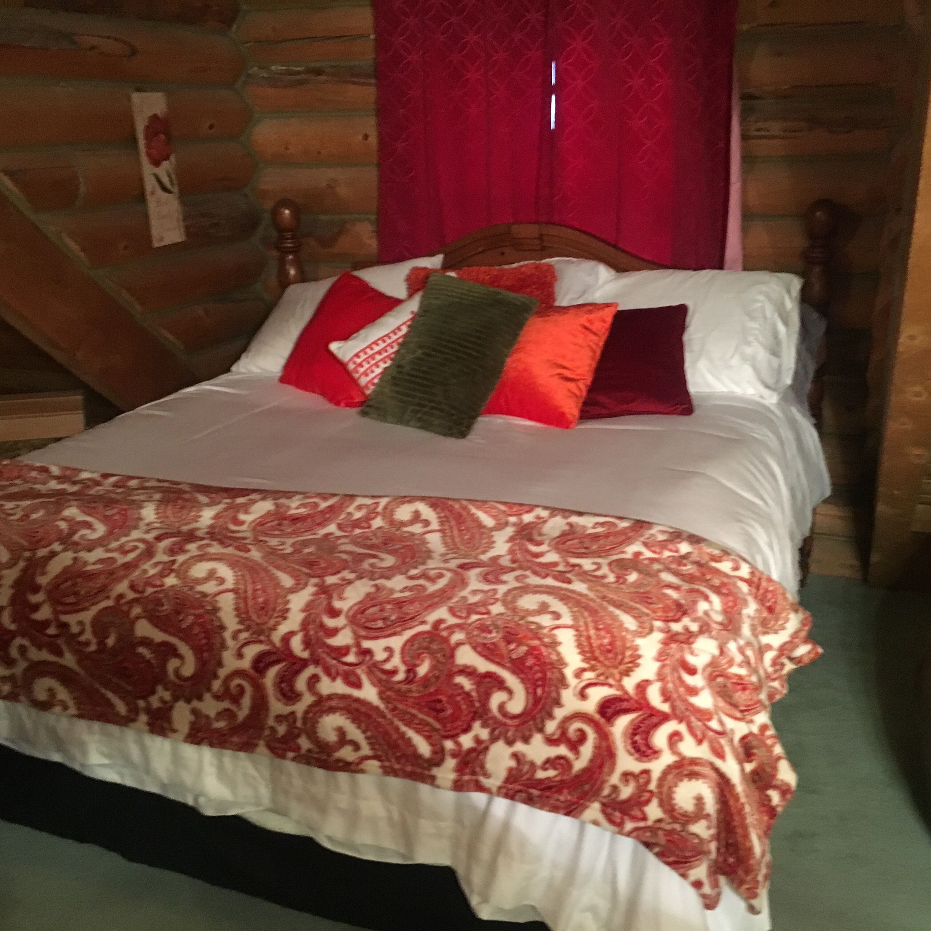 Farm Log Cabin with Huge Backyard "Playland" See description before booking