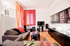 TV connectée, livres, espaces bureaux