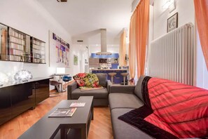 Fernseher, Bücher, Arbeitsbereiche