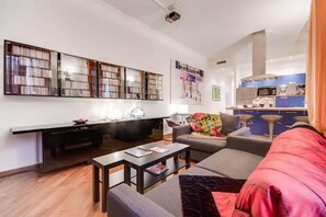 TV, livros, escritórios