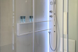 Shower, hair dryer, bidet, towels