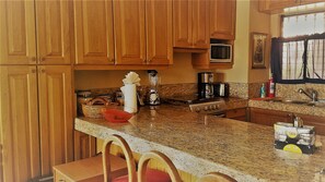 Een koelkast, een magnetron, een oven, een kookplaat