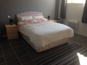 3 bedrooms, iron/ironing board, travel crib, WiFi - Spacious 3 Bed Gite, Aude, Pool, Hot Tub, Free Wi-fi, Games Room, Pet-Friendly! (Arques)