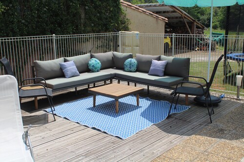 Spacious 3 Bed Gite, Aude, Pool, Hot Tub, Free Wi-fi, Games Room, Pet-Friendly!