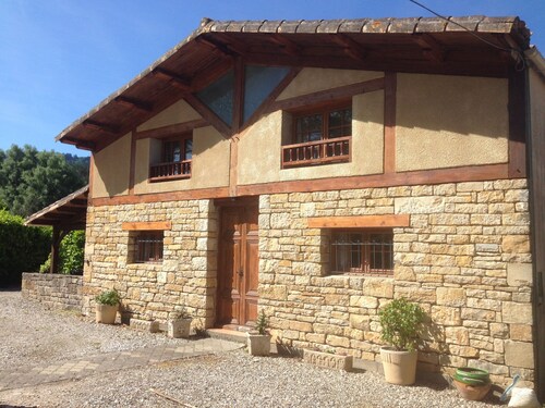 Spacious 3 Bed Gite, Aude, Pool, Hot Tub, Free Wi-fi, Games Room, Pet-Friendly!