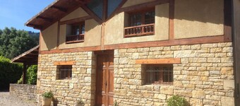 Spacious 3 Bed Gite, Aude, Pool, Hot Tub, Free Wi-fi, Games Room, Pet-Friendly!