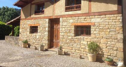 Spacious 3 Bed Gite, Aude, Pool, Hot Tub, Free Wi-fi, Games Room, Pet-Friendly!