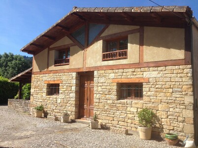Spacious 3 Bed Gite, Aude, Pool, Hot Tub, Free Wi-fi, Games Room, Pet-Friendly!