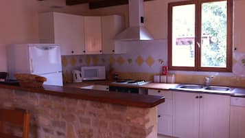 Frigorifero, microonde, forno, piano cottura