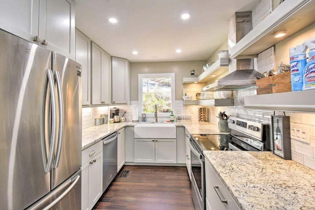 ثلاجة، ميكروويف، فرن، موقد طهي مسطح