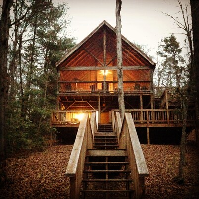 4 BR updated house on Chattahoochee River! Fish, Swim, Tube, and Kayak all day!