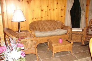 Platt-tv, eldstad, dvd-spelare och en stereo