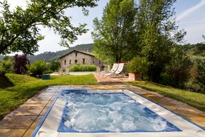 Outdoor spa tub - CASALE SANTA CATERINA Hot Jacuzzi and Pool - Entire Umbrian Stone Villa (Gaglietole)