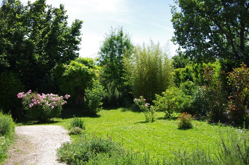 Vivienda unifamiliar climatizada de 60m2 con jardín.