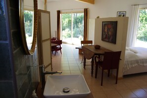 1 chambre, bureau, fer et planche à repasser, Wi-Fi