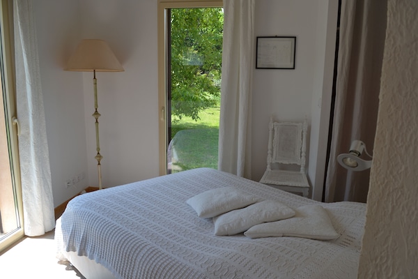 La chambre ouvre sur le jardin et le noyer.