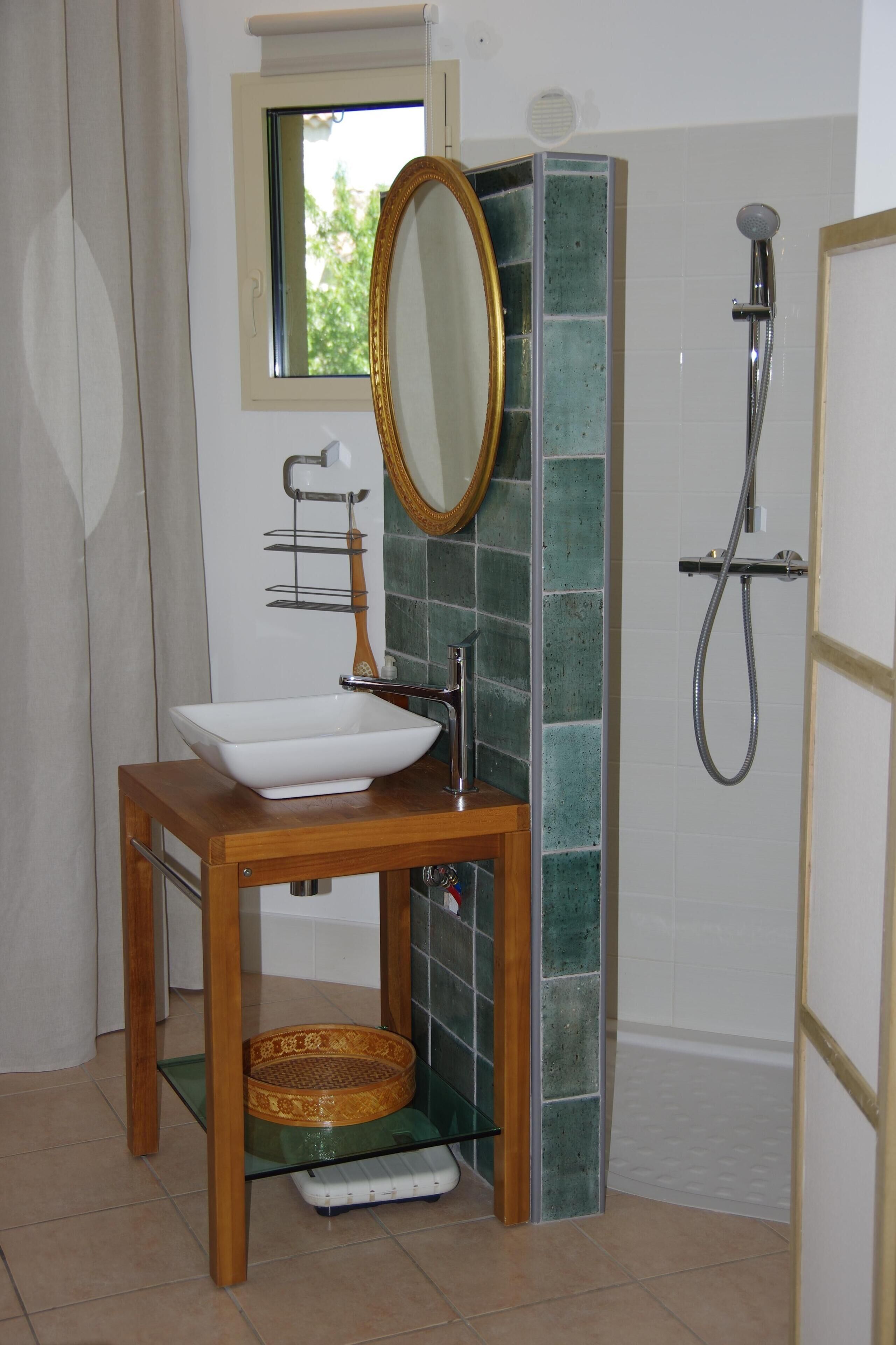 Douche, sèche-cheveux, serviettes fournies