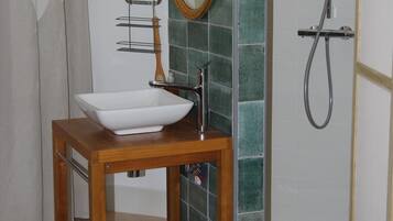 Douche, sĂšche-cheveux, serviettes fournies