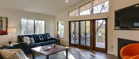 Smart-tv, eldstad, dvd-spelare och böcker