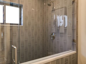 Combined shower/tub, hair dryer, towels, soap - DOWNTOWN DURANGO HIDEOUT, NEW MODERN CUSTOM HOME (Durango)