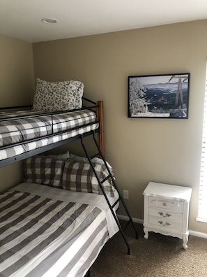 2 bedrooms, iron/ironing board, free WiFi, bed sheets
