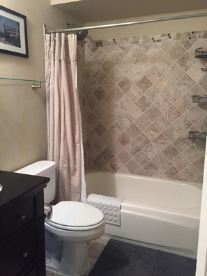Combined shower/tub, hair dryer, towels, soap - Beautiful Mountain Condo by the Creek (Georgetown)