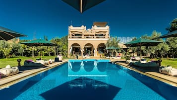 Piscine extérieure, parasols de plage, chaises longues