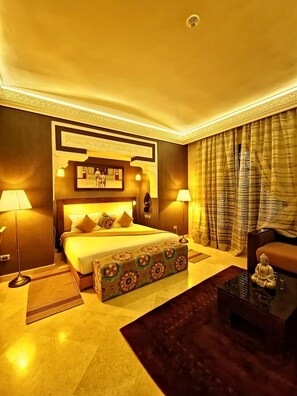 Superior Suite | Egyptian cotton sheets, premium bedding, pillow-top beds, in-room safe