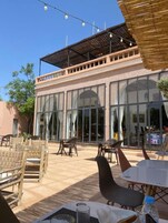 Bar junto a la piscina