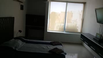 3 bedrooms, individually furnished, desk, iron/ironing board