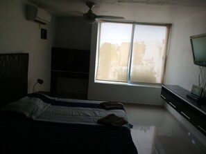 Casa, varias camas | 3 habitaciones, muebles diferentes y escritorio