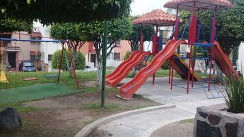 Área de juegos infantiles al aire libre
