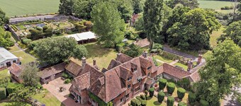 Unser eleganter, eigenständiger Edwardian Flügel eignet sich besonders für Familien