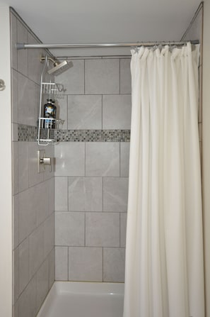 Shower, hair dryer, towels, soap - Beautiful Suite in Shannon Lake area (West Kelowna)