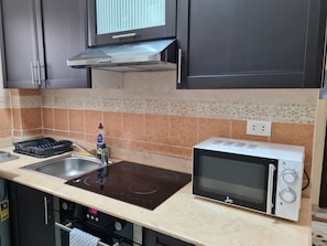 Kühlschrank, Mikrowelle, Ofen, Herdplatte