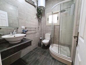Douche, sèche-cheveux, serviettes fournies, savon