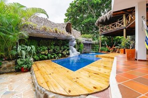 32-inch flat-screen TV with cable channels, TV - Casa Hostal Antawara (Santa Marta)