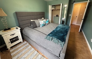 3 habitaciones, tabla de planchar con plancha y cuna de viaje 