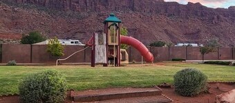THREE KING BEDS! Parking, CLEAN, Views, FIREPIT, Pool, Hot Tub, ACCESSIBLE!