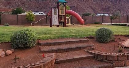 DESERT WILLOW-SLEEPS 11! Uima-allas / Poreallas / asuntovaunupysäköinti / ILMO-HOCKEY / FOOSBALL