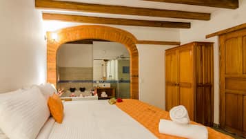 Suite, 1 King Bed, Hot Tub | Free WiFi, bed sheets