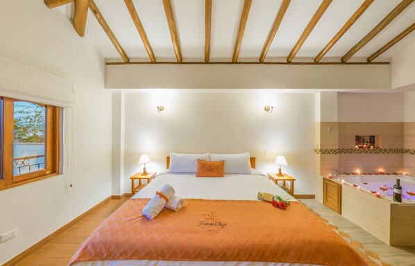 Suite, 1 King-Bett, Whirlpool | Kostenloses WLAN, Bettwäsche