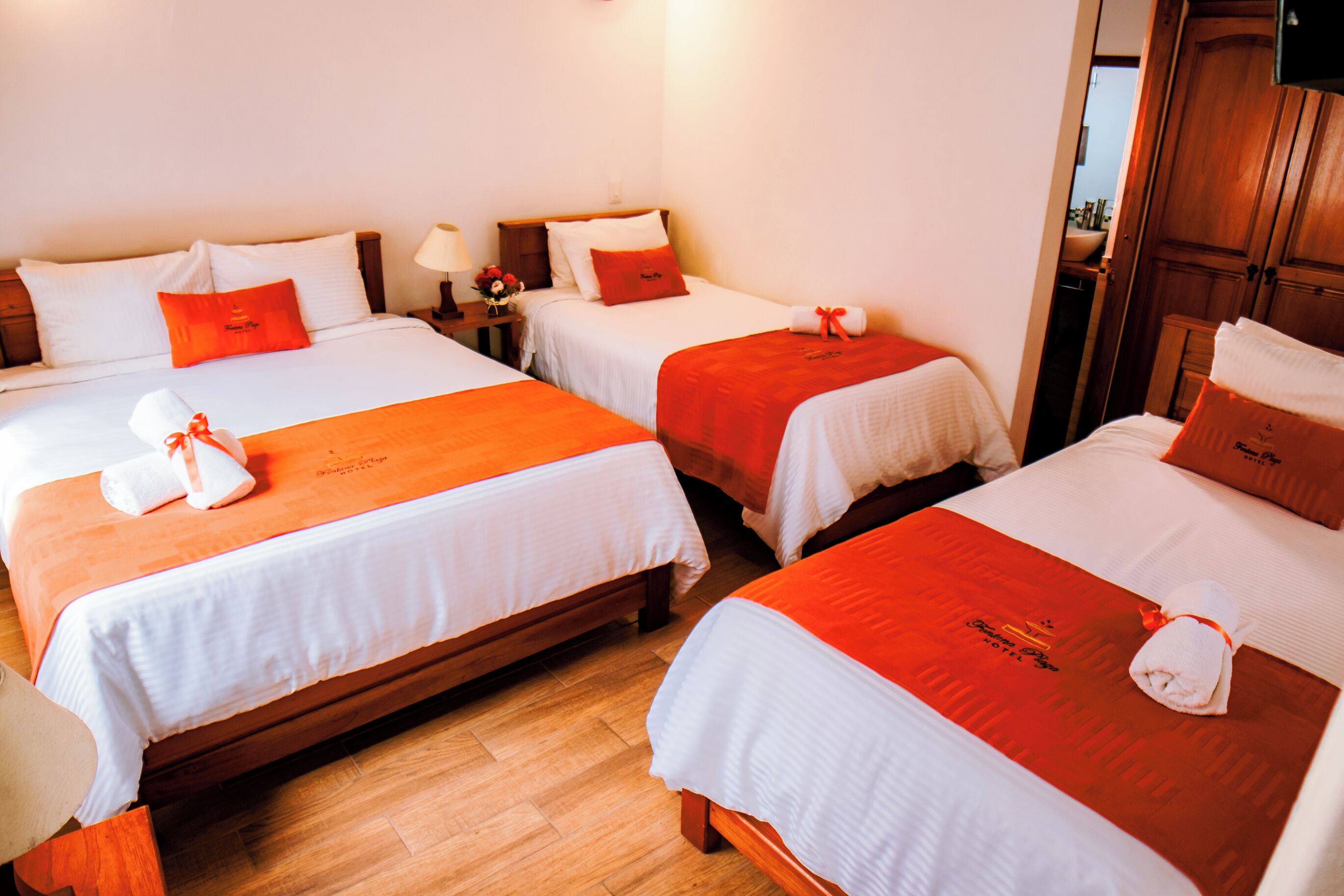 Habitación familiar | Sábanas de algodón egipcio y ropa de cama de alta calidad