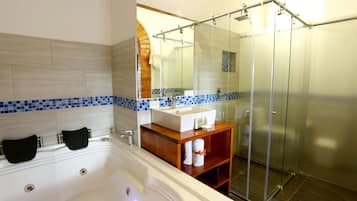 Suite, 1 cama King size, hidromasaje | Sábanas de algodón egipcio, ropa de cama de alta calidad y edredón
