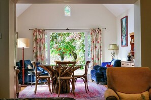 Smart-TV, peis, DVD-spiller og bøker