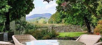 Spacious cottage - sleep 4, walk to Crieff.